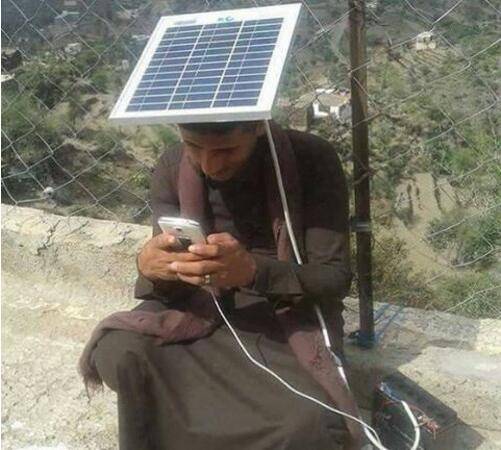 印度头顶上的太阳能光伏板充电器